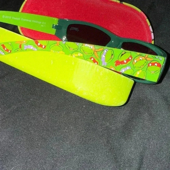 Kids’ Ninja Turtles Sunglasses with Case - Picture 4 of 5